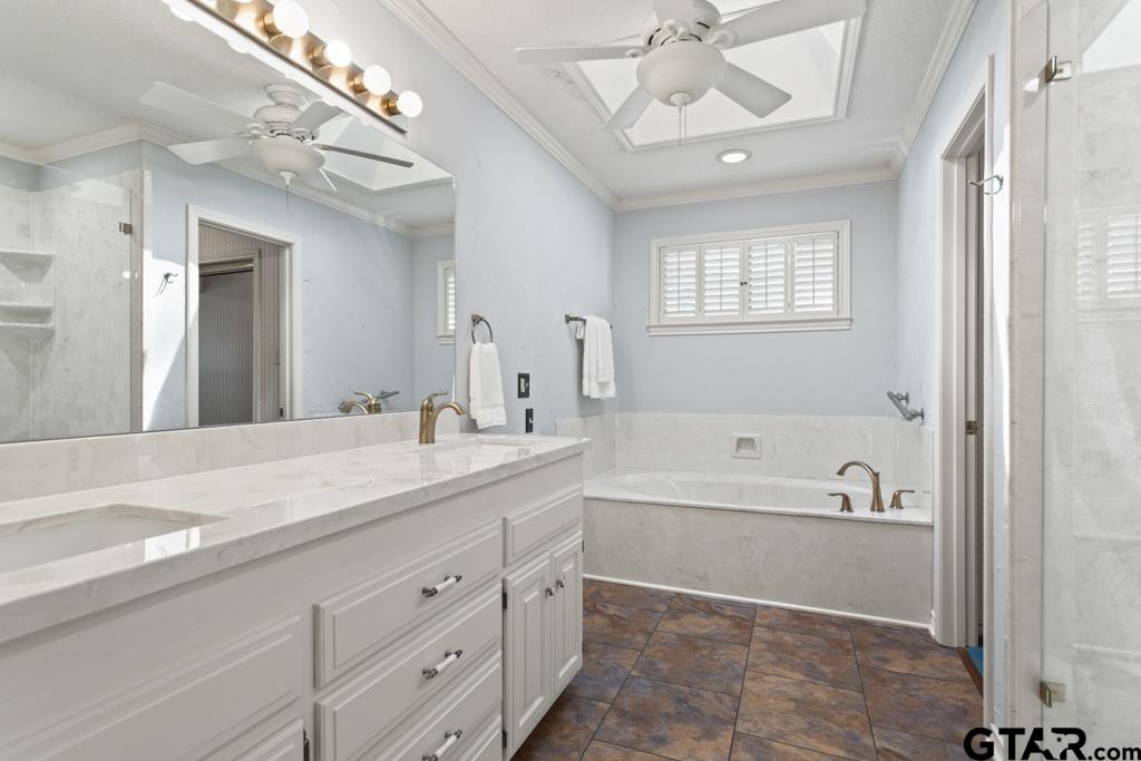 1639 Tanglewood Dr E.