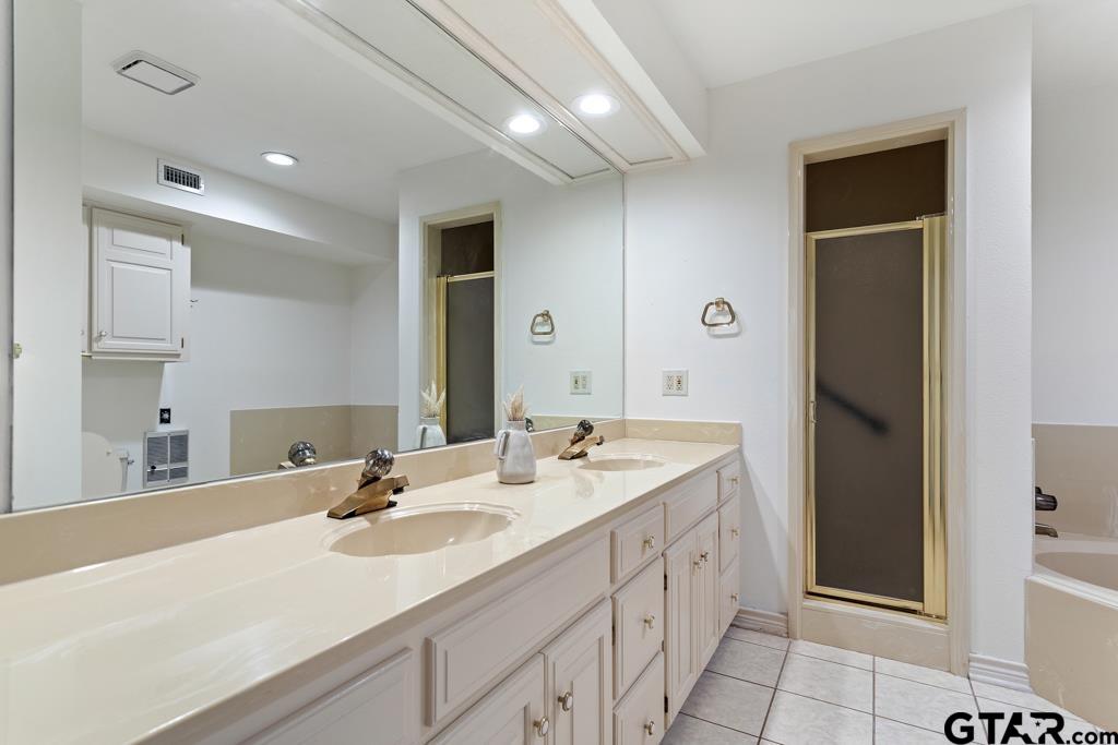 1639 Tanglewood Dr E.