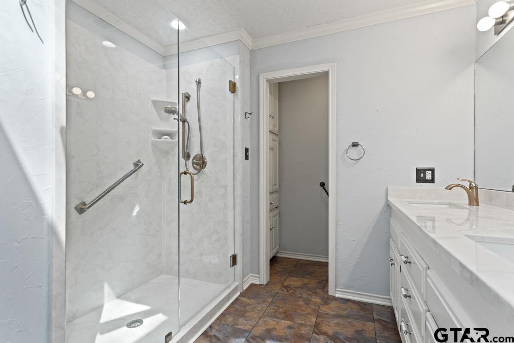 1639 Tanglewood Dr E.