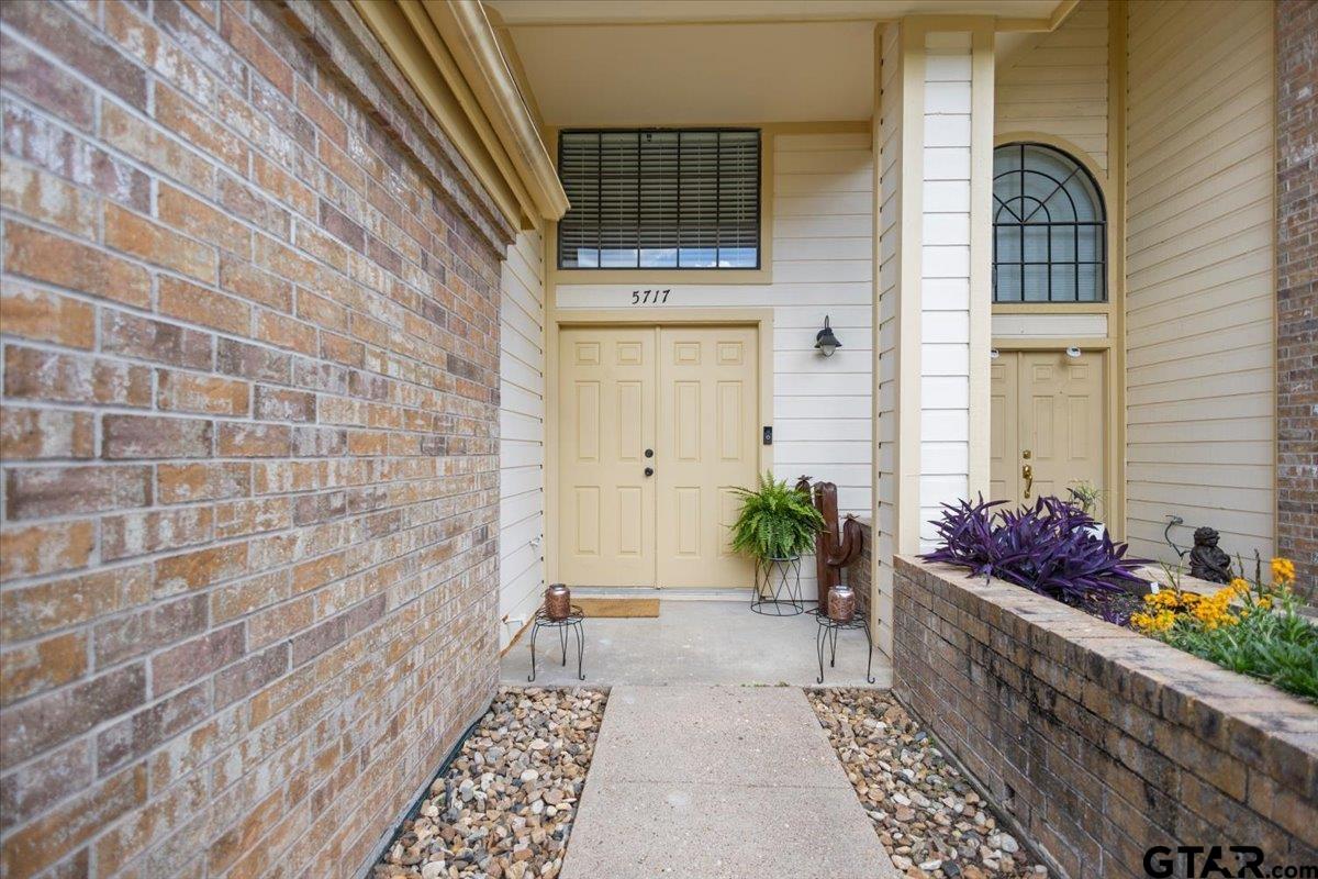 5717 Eaglewood Circle