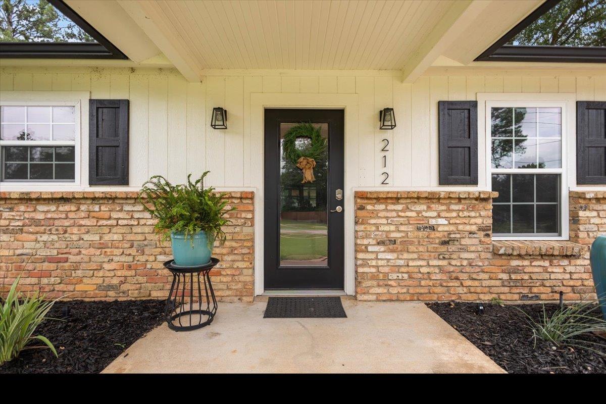 212 Treetop Ln