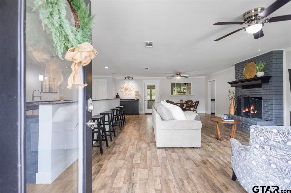 212 Treetop Ln