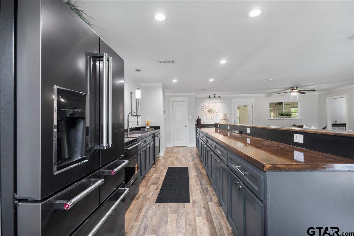 212 Treetop Ln