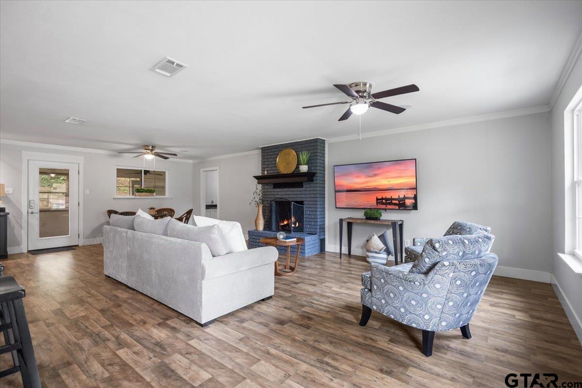 212 Treetop Ln