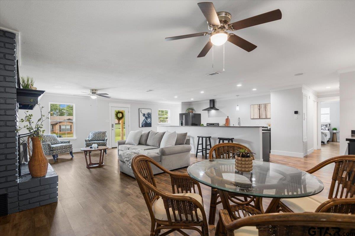 212 Treetop Ln