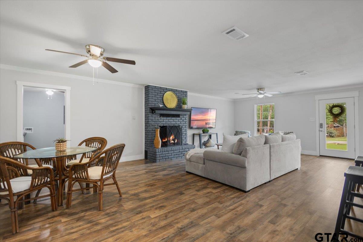212 Treetop Ln