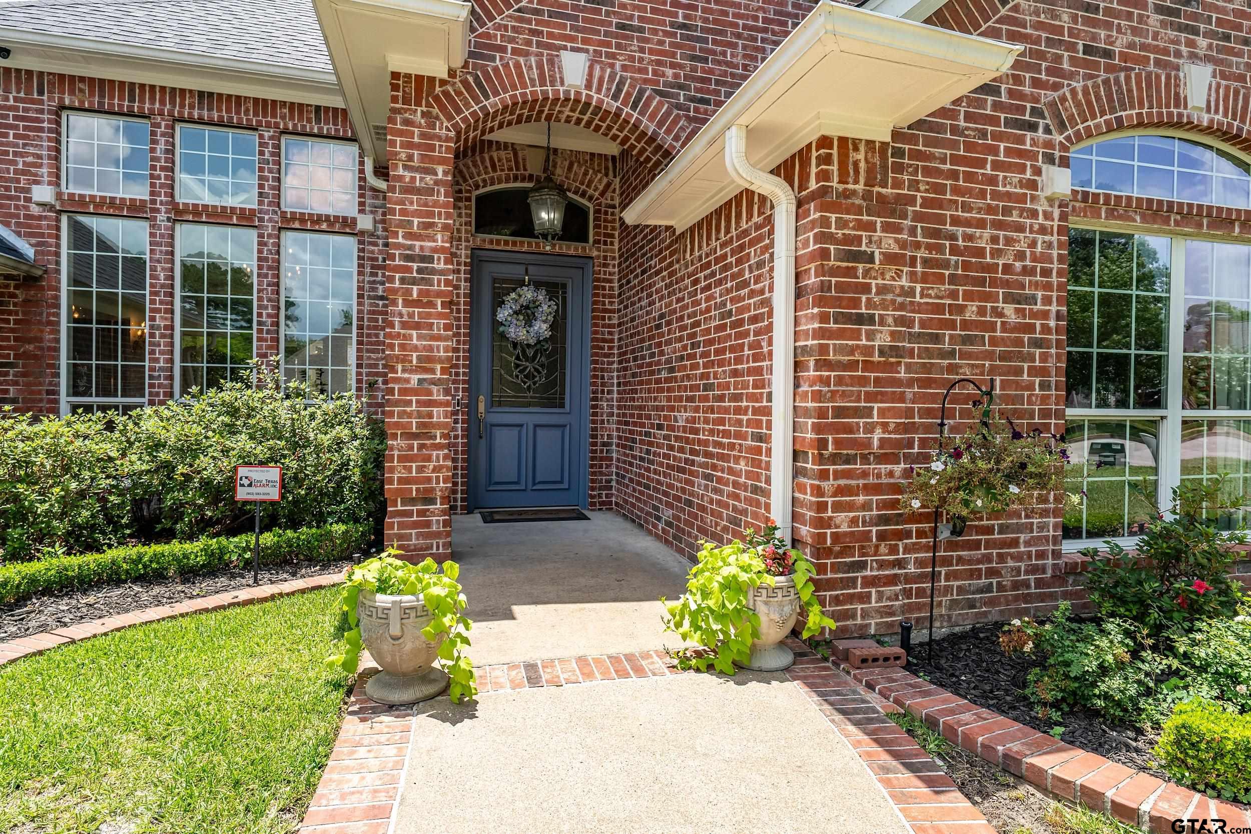 2102 Holly Creek Dr