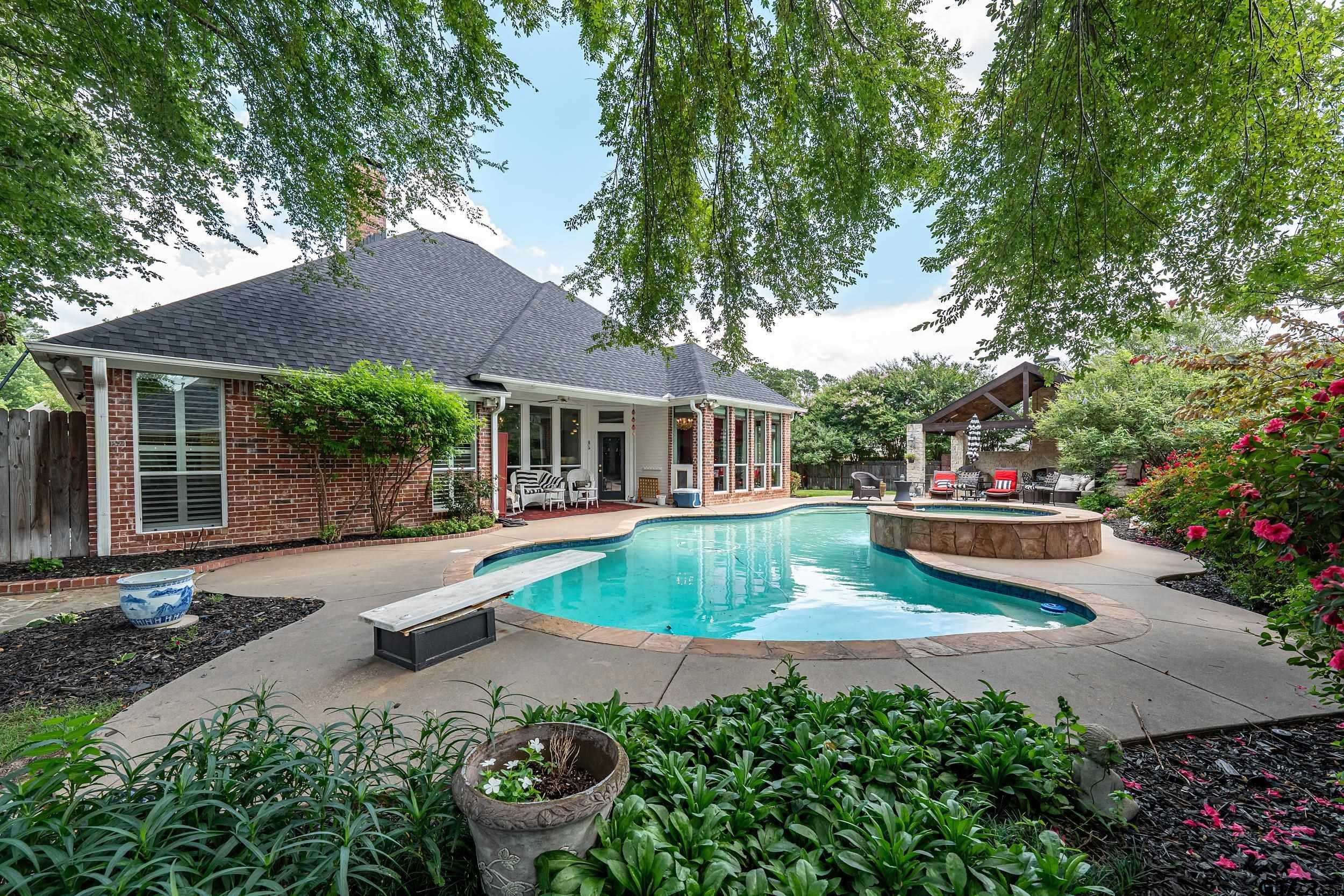 2102 Holly Creek Dr