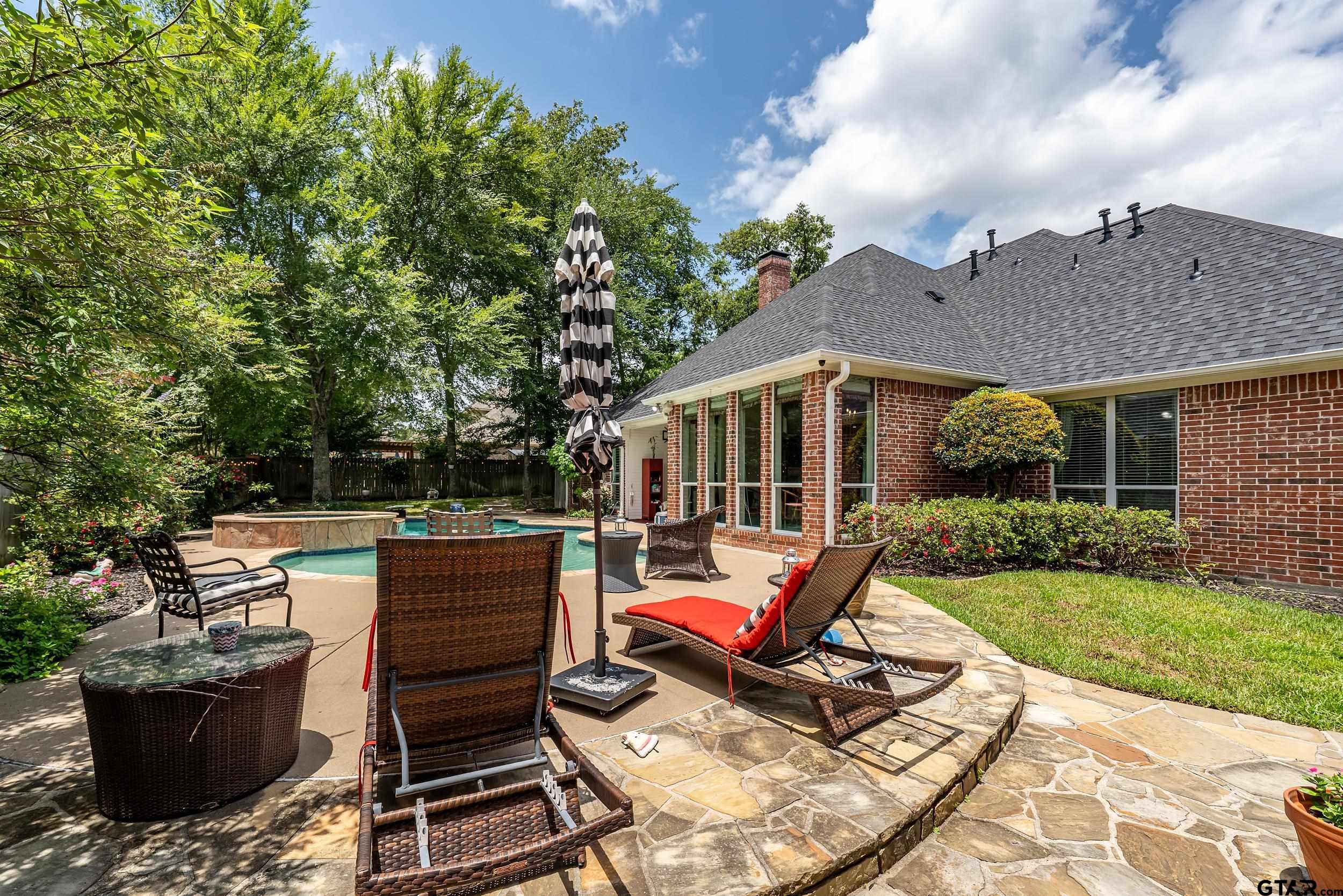 2102 Holly Creek Dr