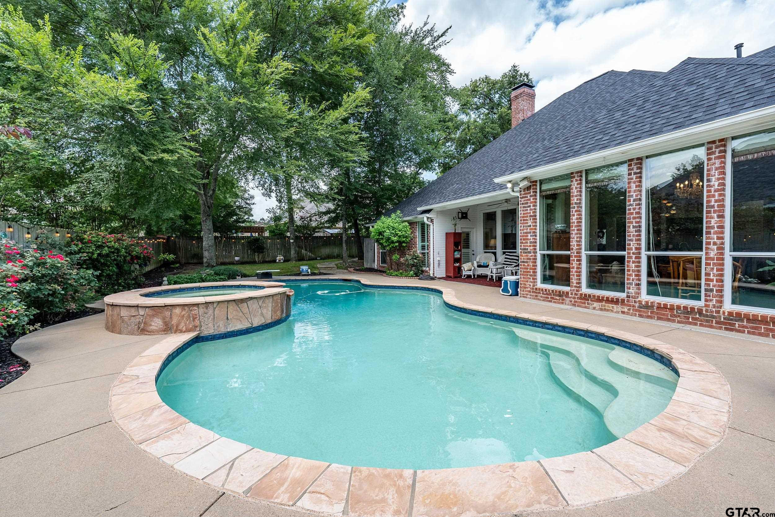 2102 Holly Creek Dr
