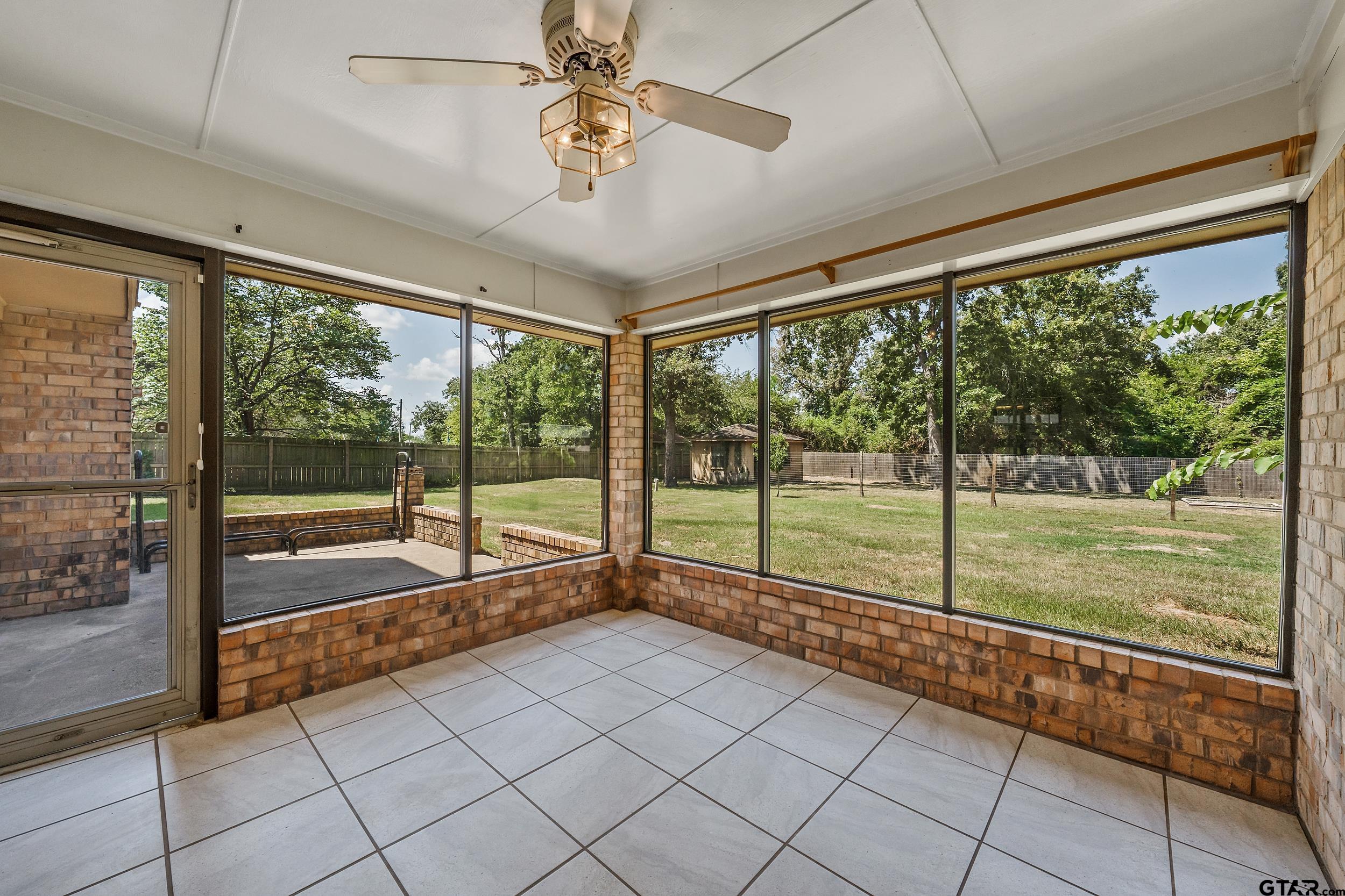 2814 Pineview