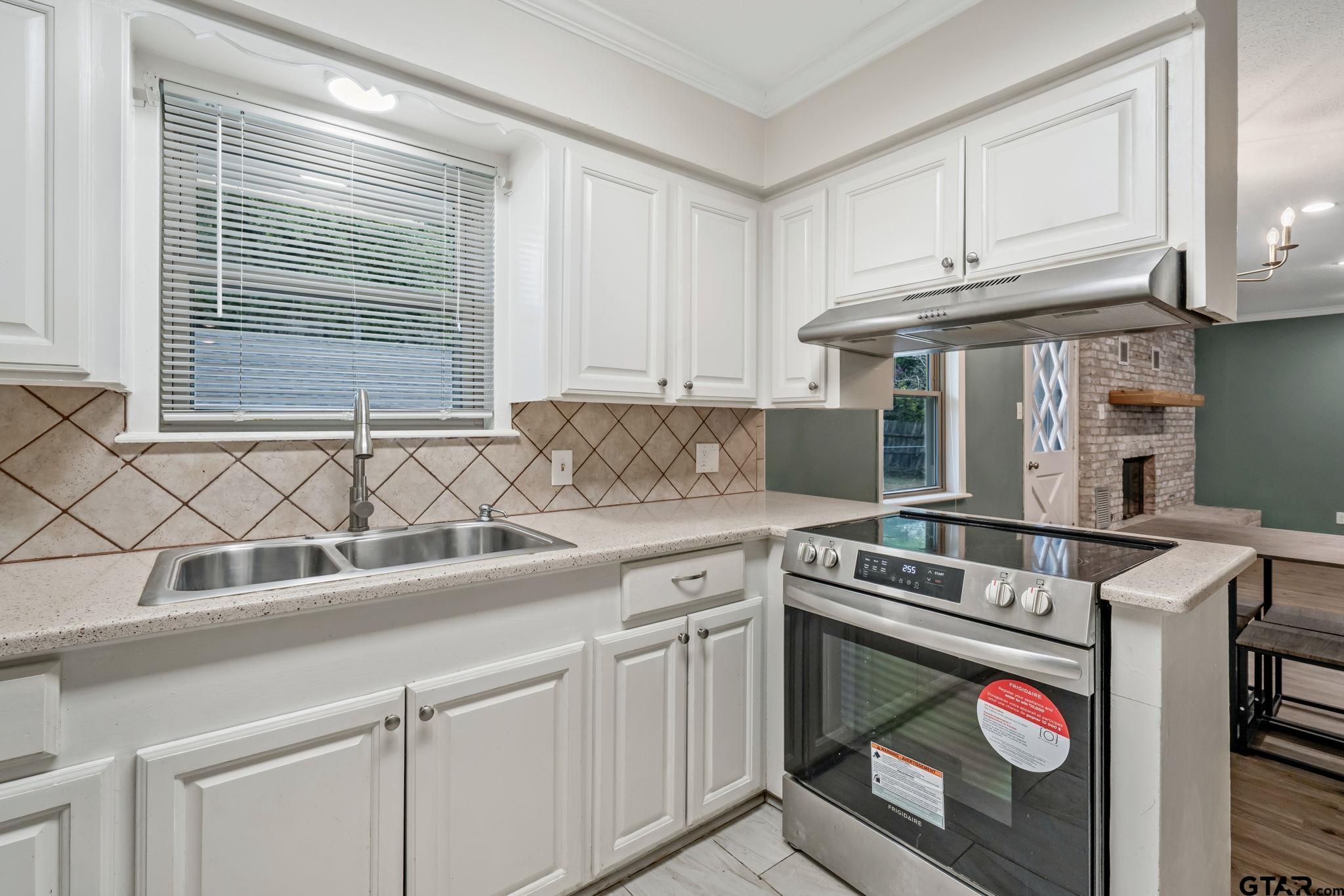 3100 Rosemary Ln