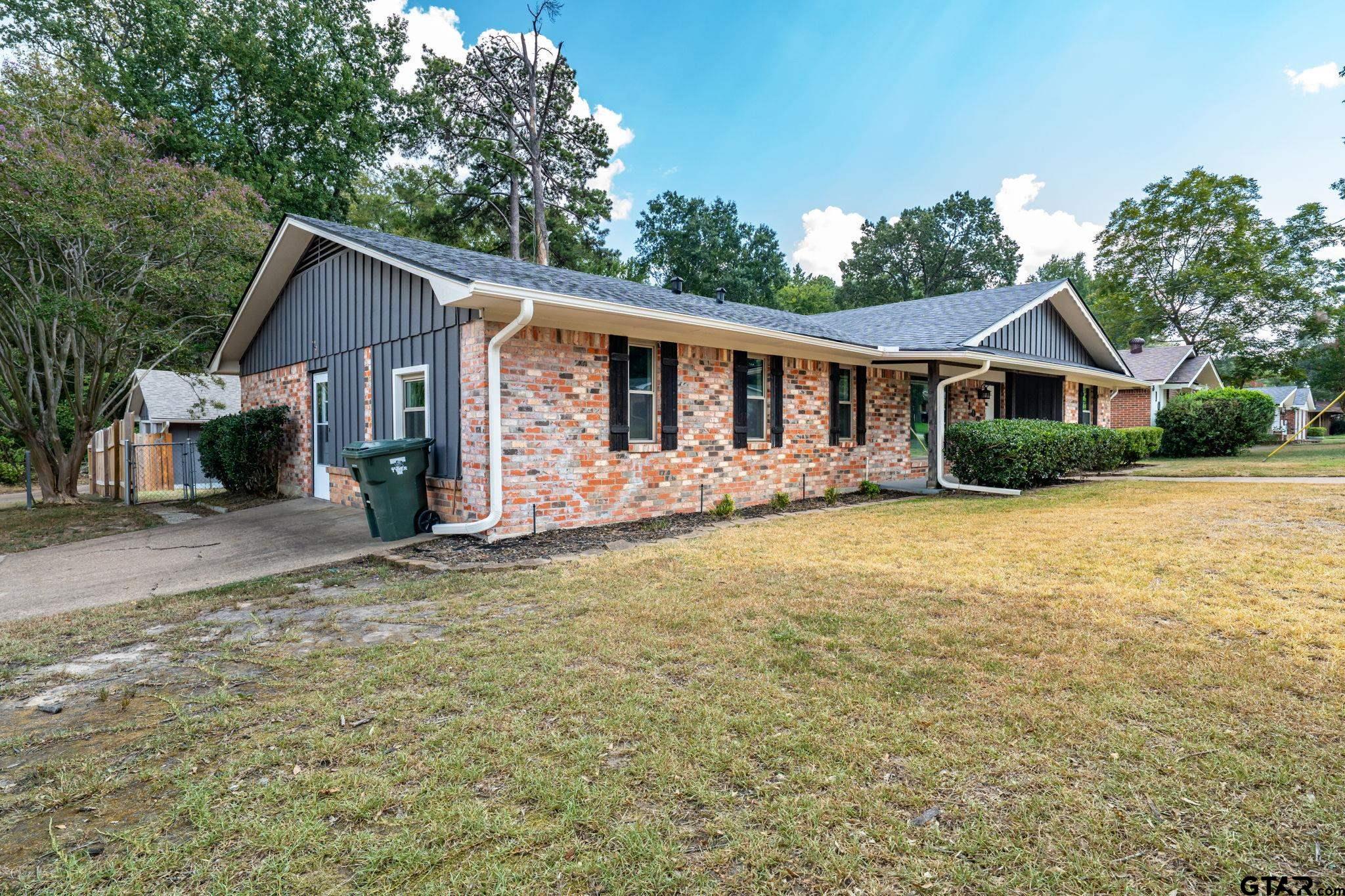 3100 Rosemary Ln