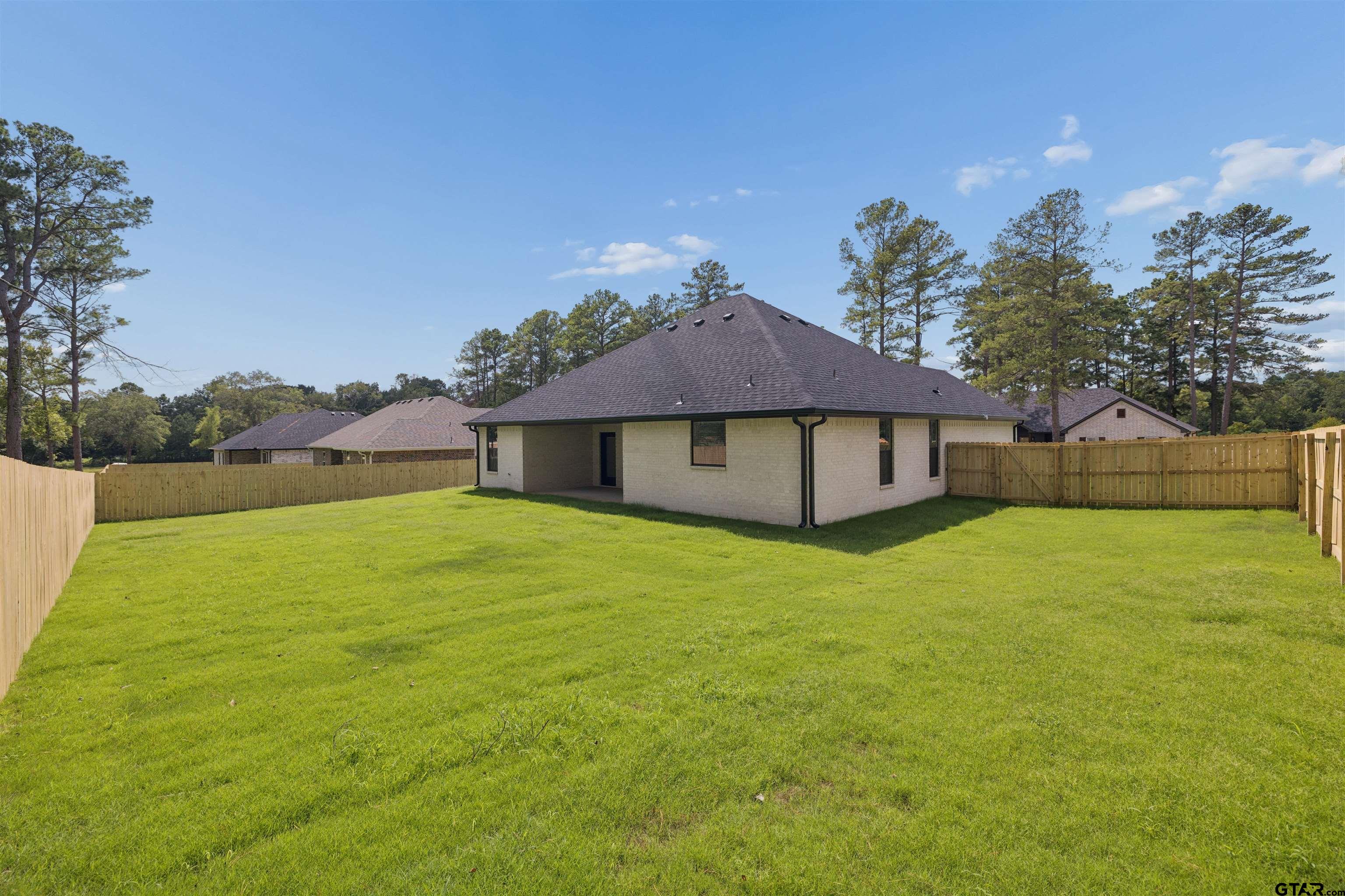 12101 Pinecrest Dr
