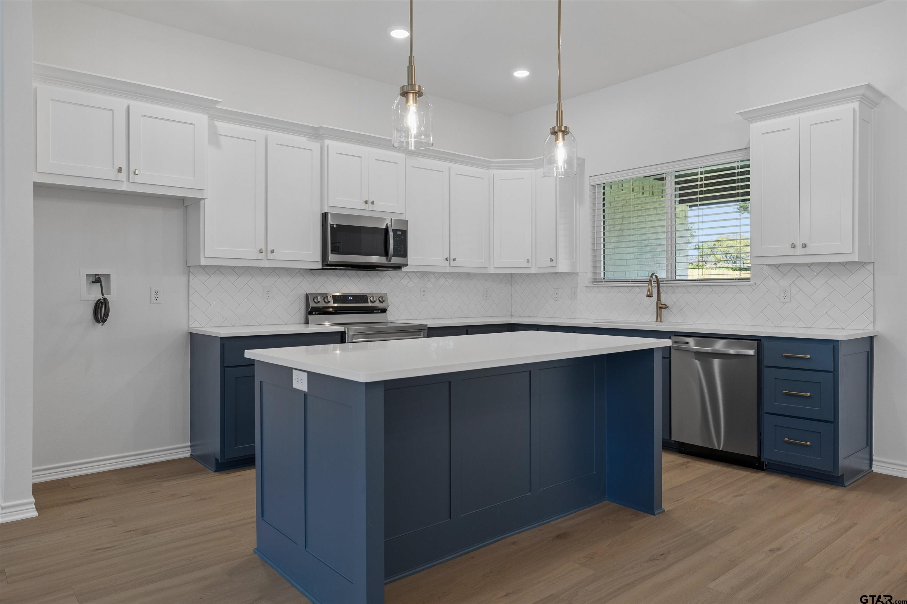 12101 Pinecrest Dr