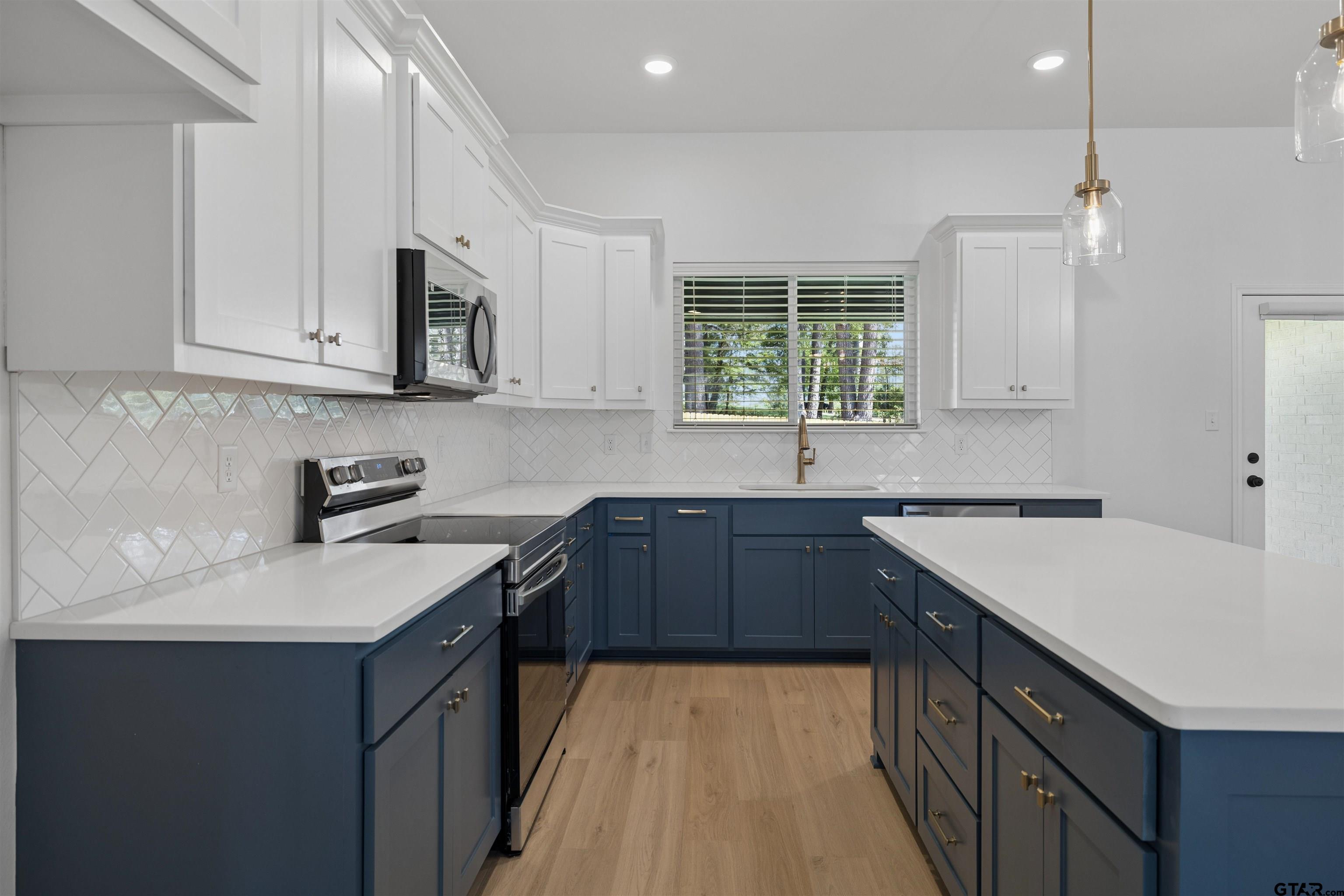 12101 Pinecrest Dr