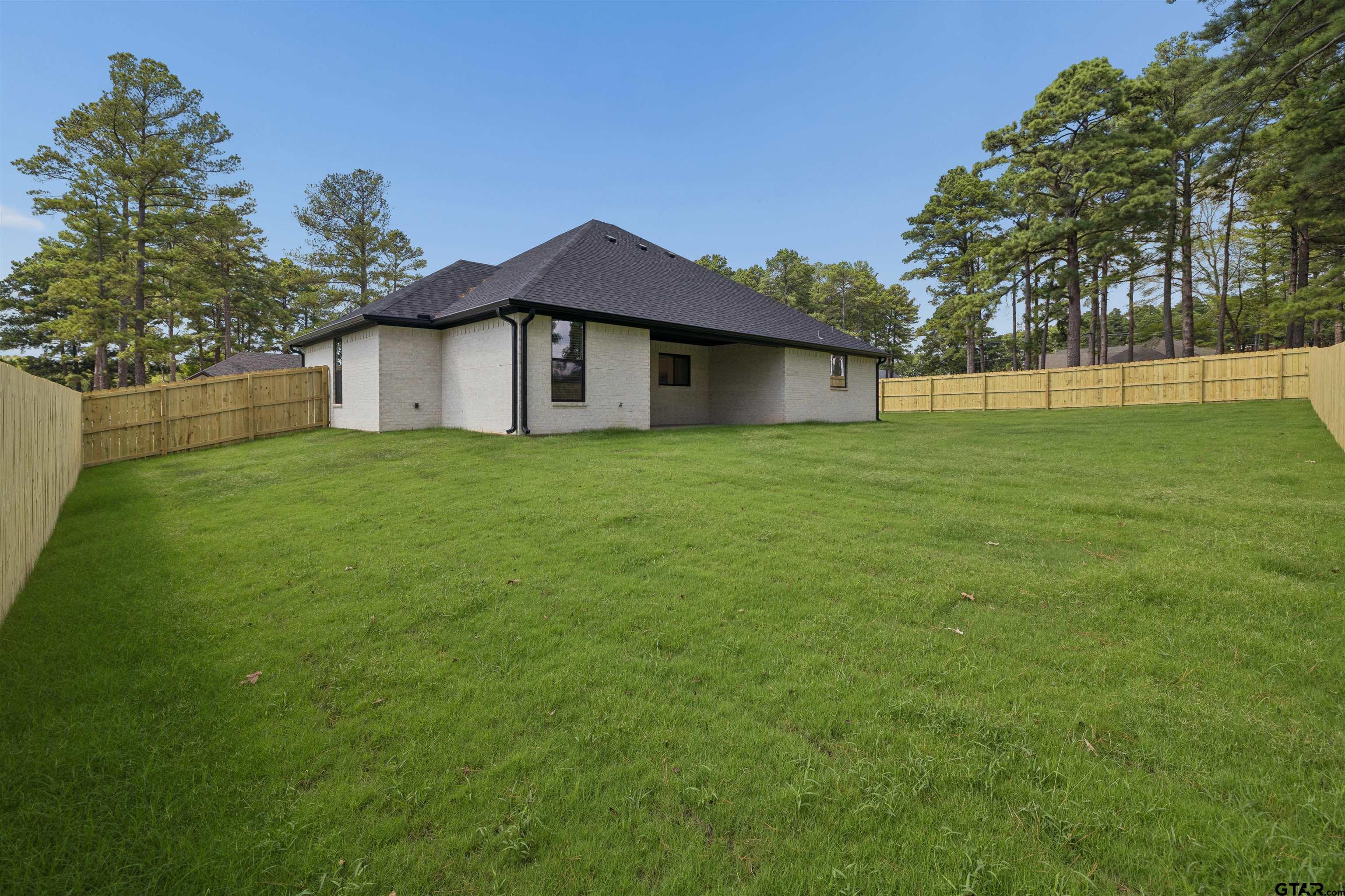 12101 Pinecrest Dr