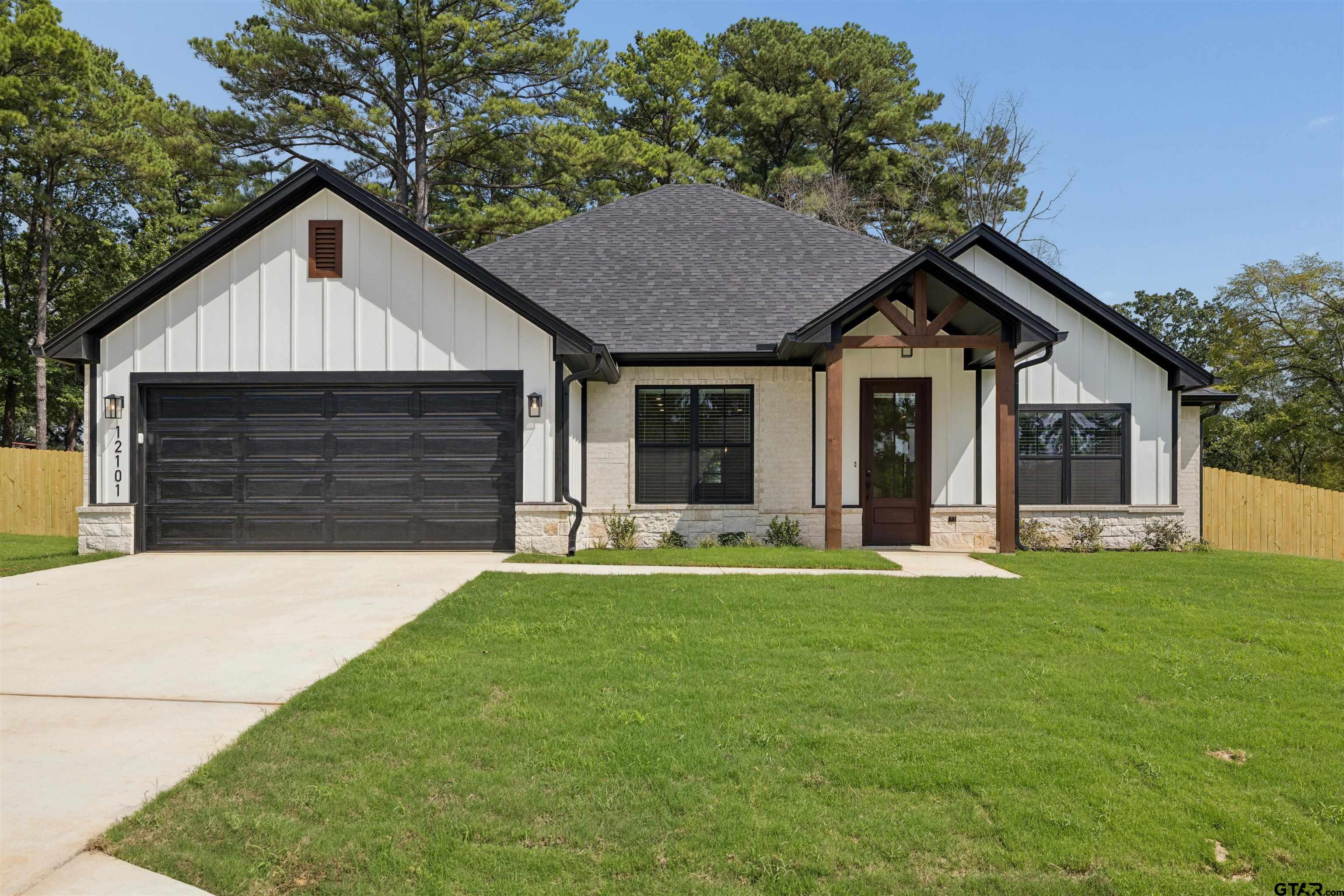 12101 Pinecrest Dr