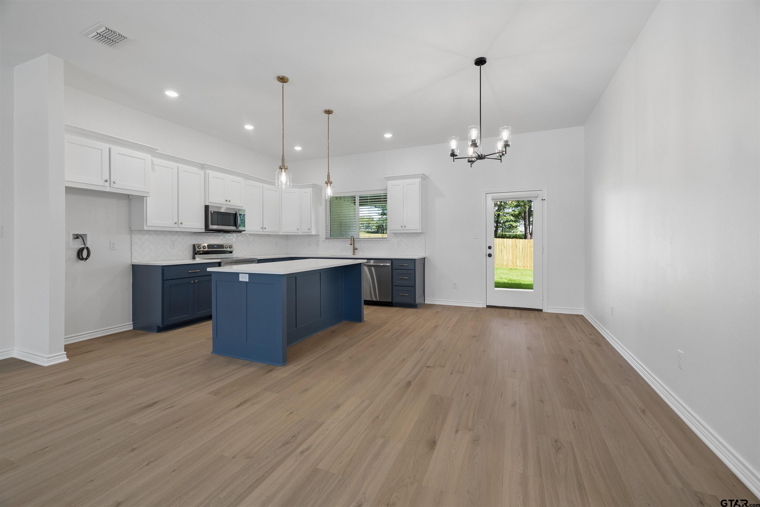 12101 Pinecrest Dr