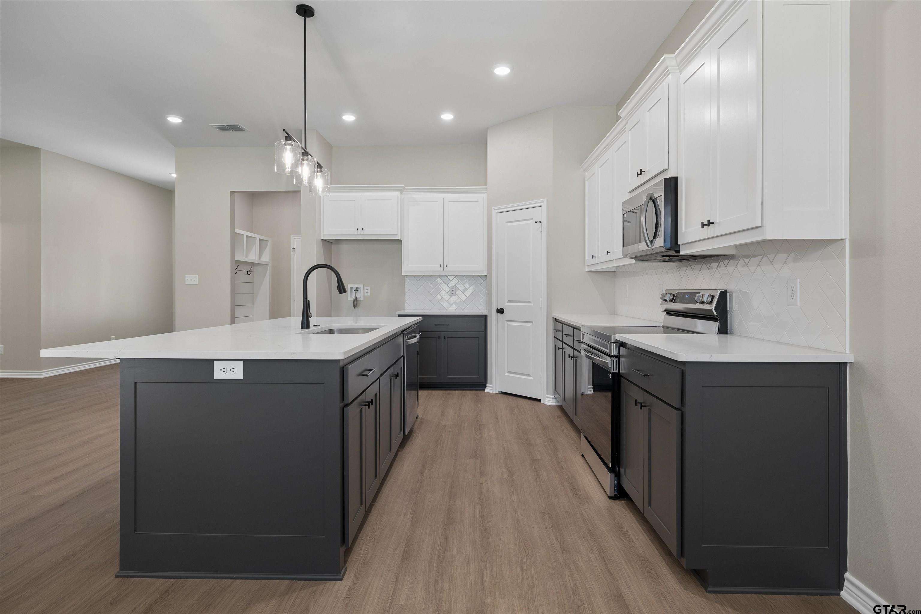 12137 Pinecrest Dr