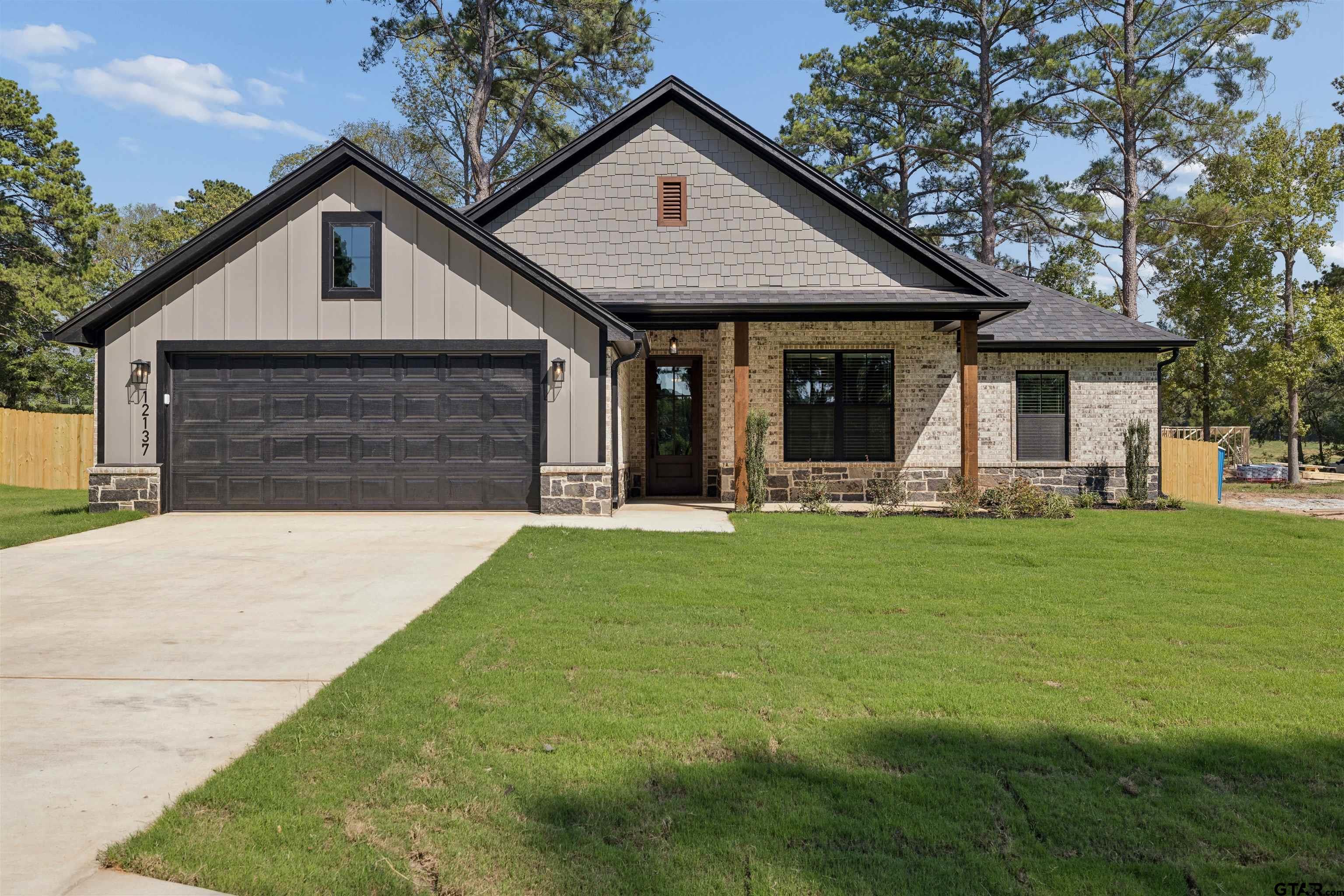 12137 Pinecrest Dr