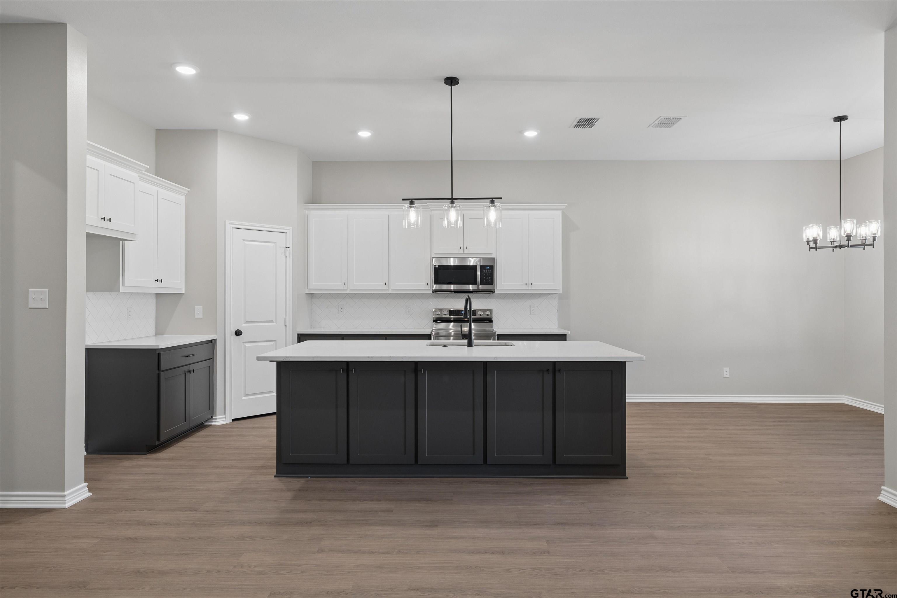 12137 Pinecrest Dr