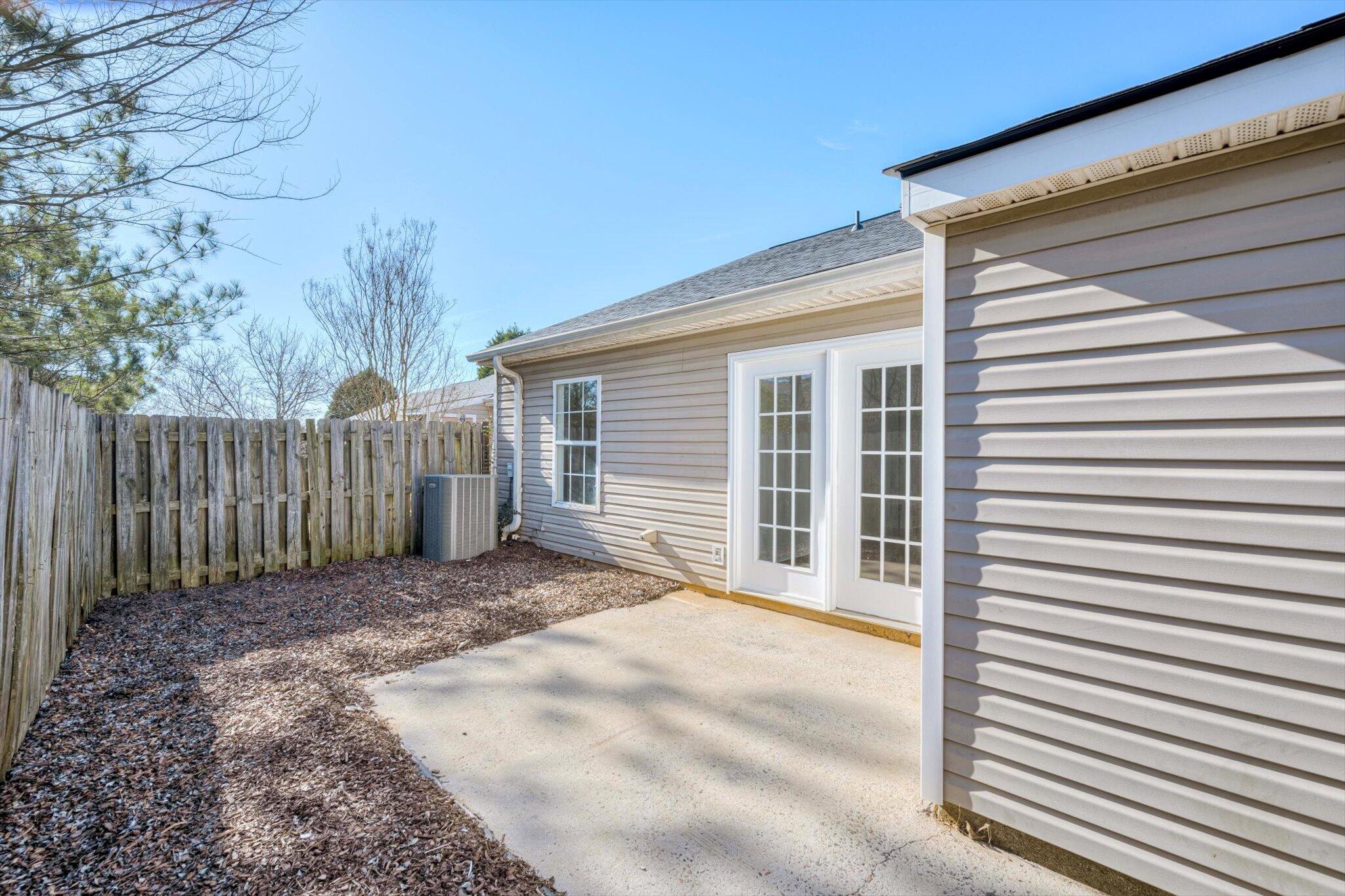 136 Stonington Lane SW