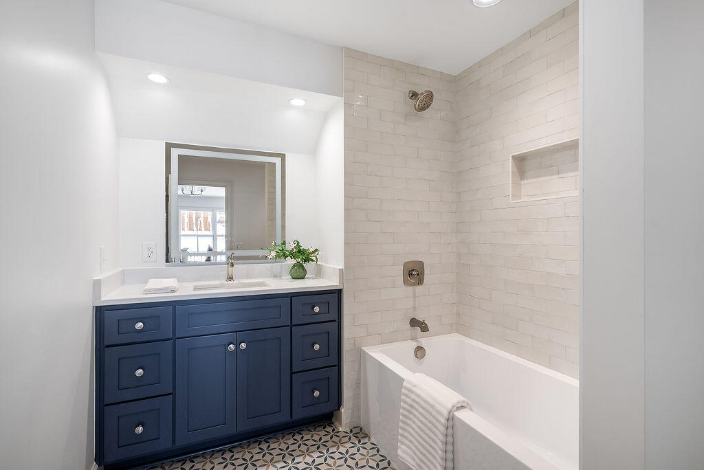 221 Williamsburg Street SE