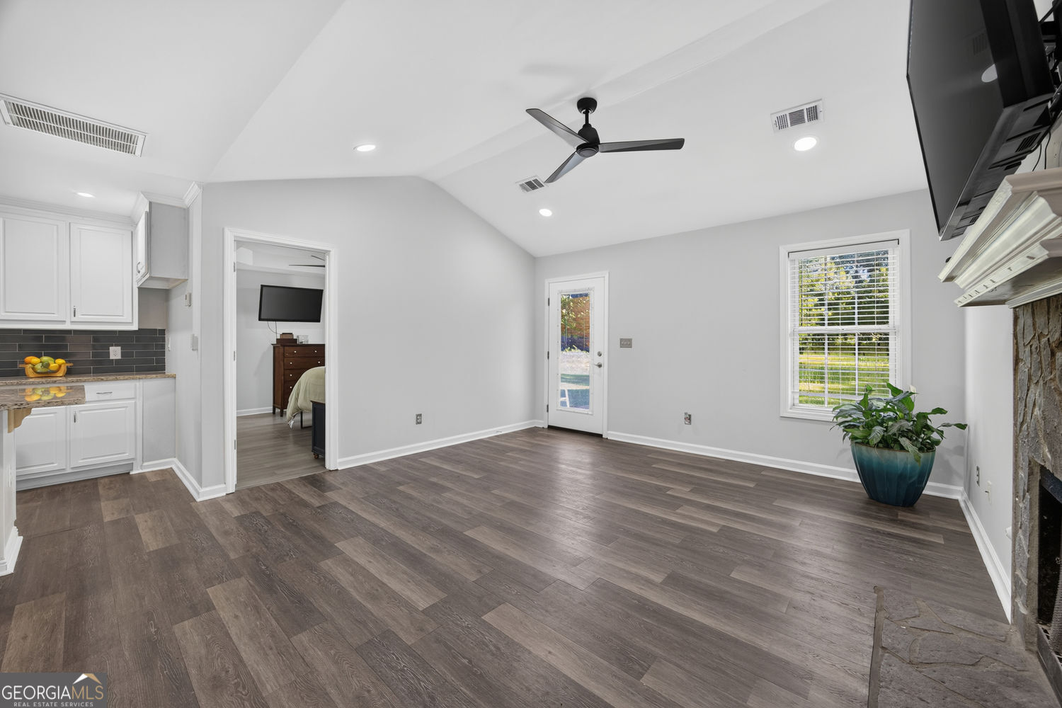 2078 Highway 81 W