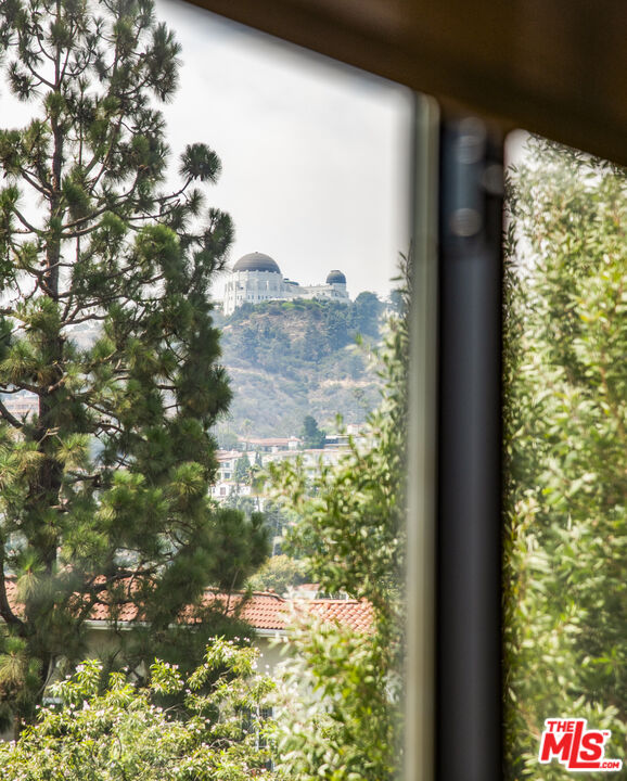 1930 N Vermont Ave Unit: 201