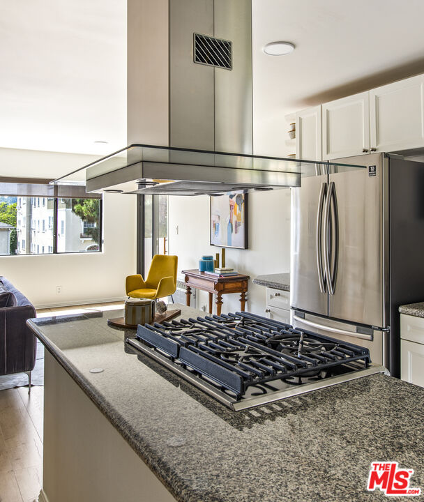 1930 N Vermont Ave Unit: 201