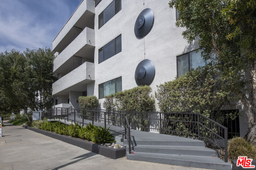 1930 N Vermont Ave Unit: 201