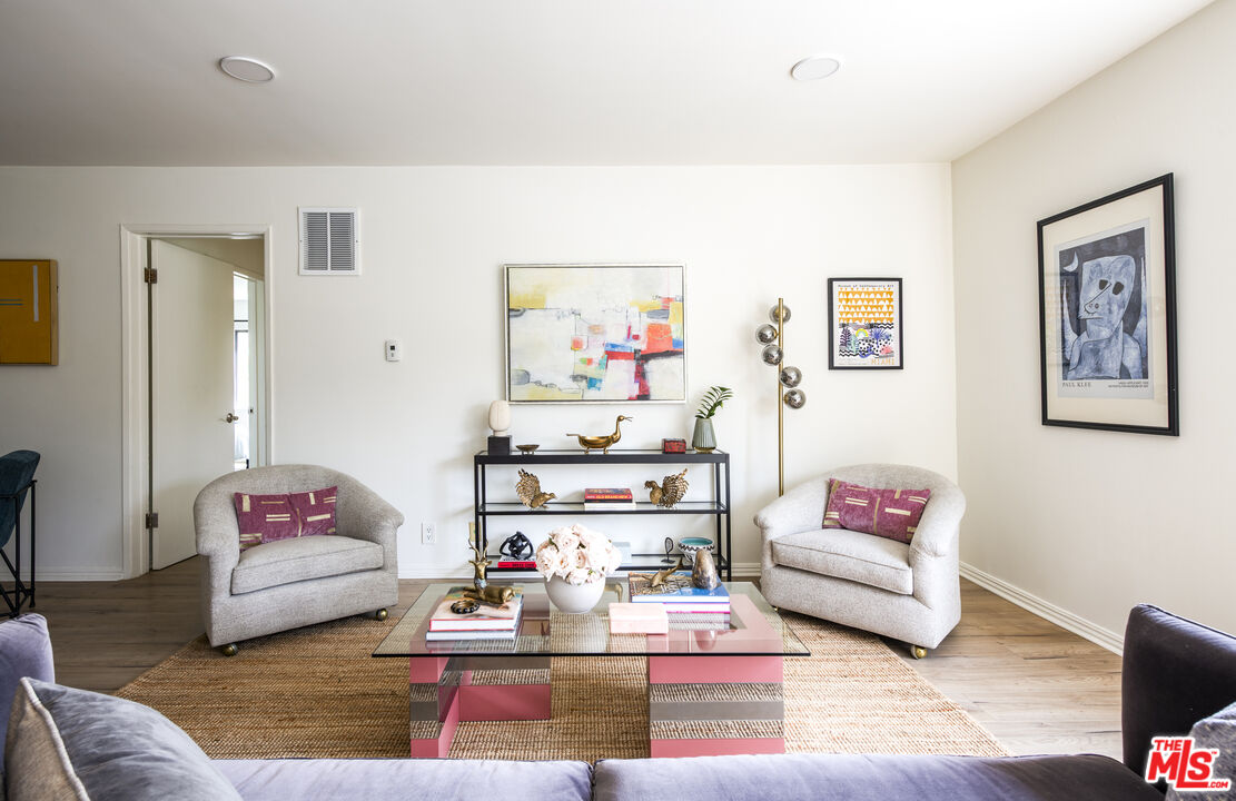 1930 N Vermont Ave Unit: 201