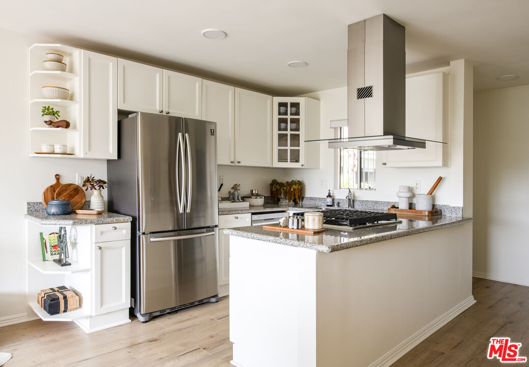 1930 N Vermont Ave Unit: 201