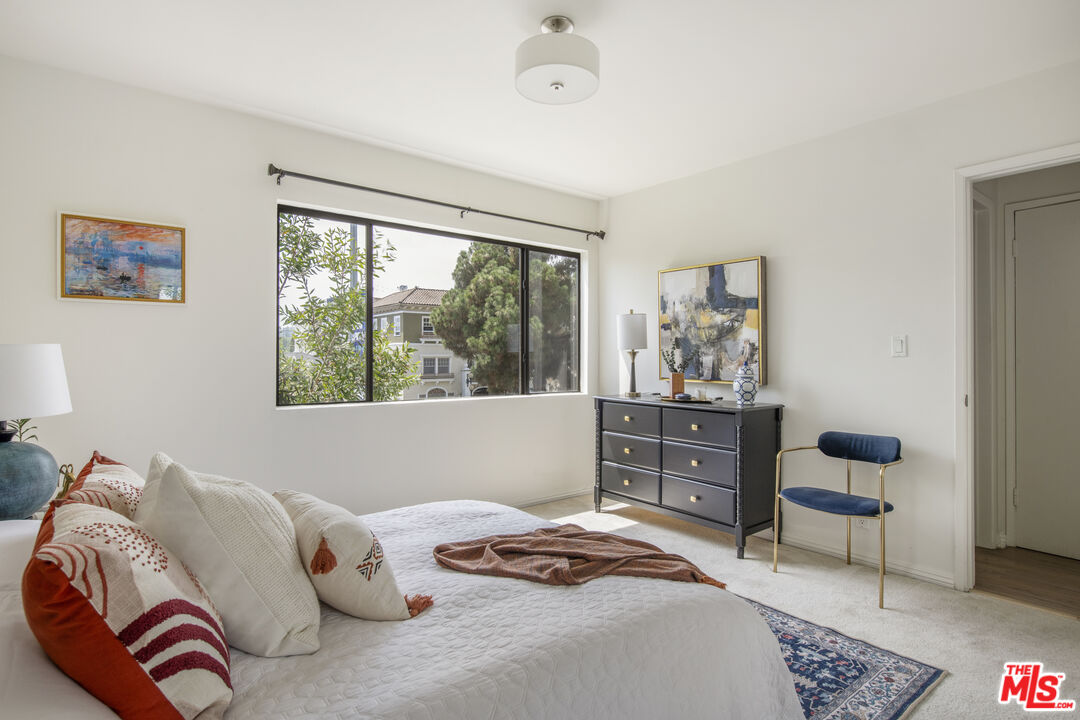 1930 N Vermont Ave Unit: 201