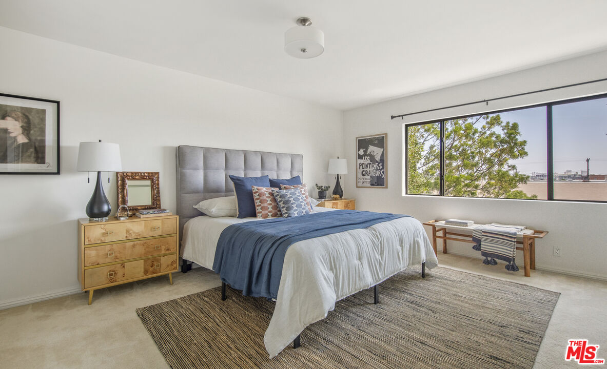 1930 N Vermont Ave Unit: 201