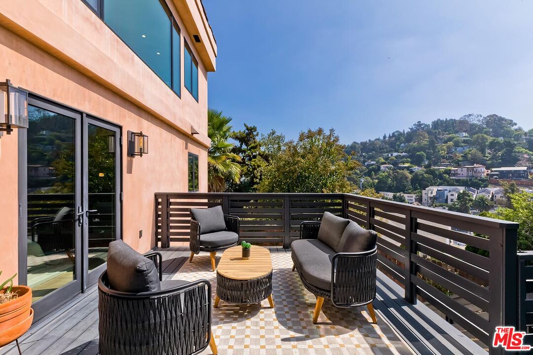 3826 Sunset Dr