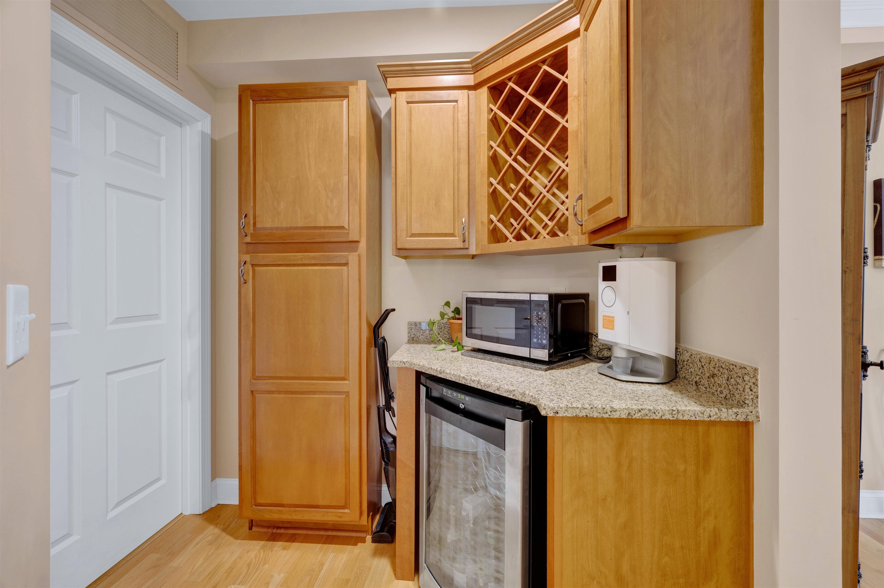 65 Hawthorne Drive Unit: 305