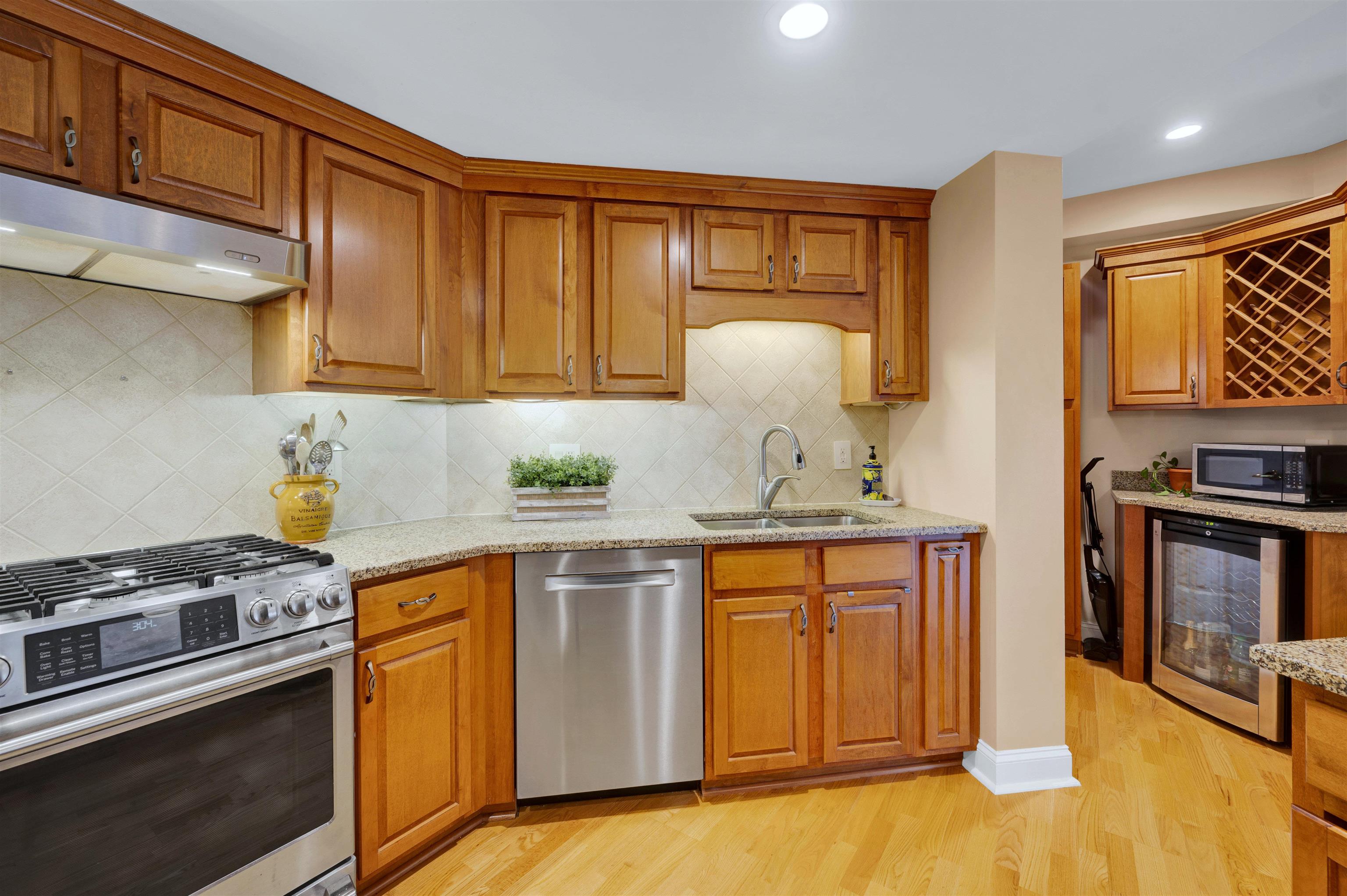 65 Hawthorne Drive Unit: 305