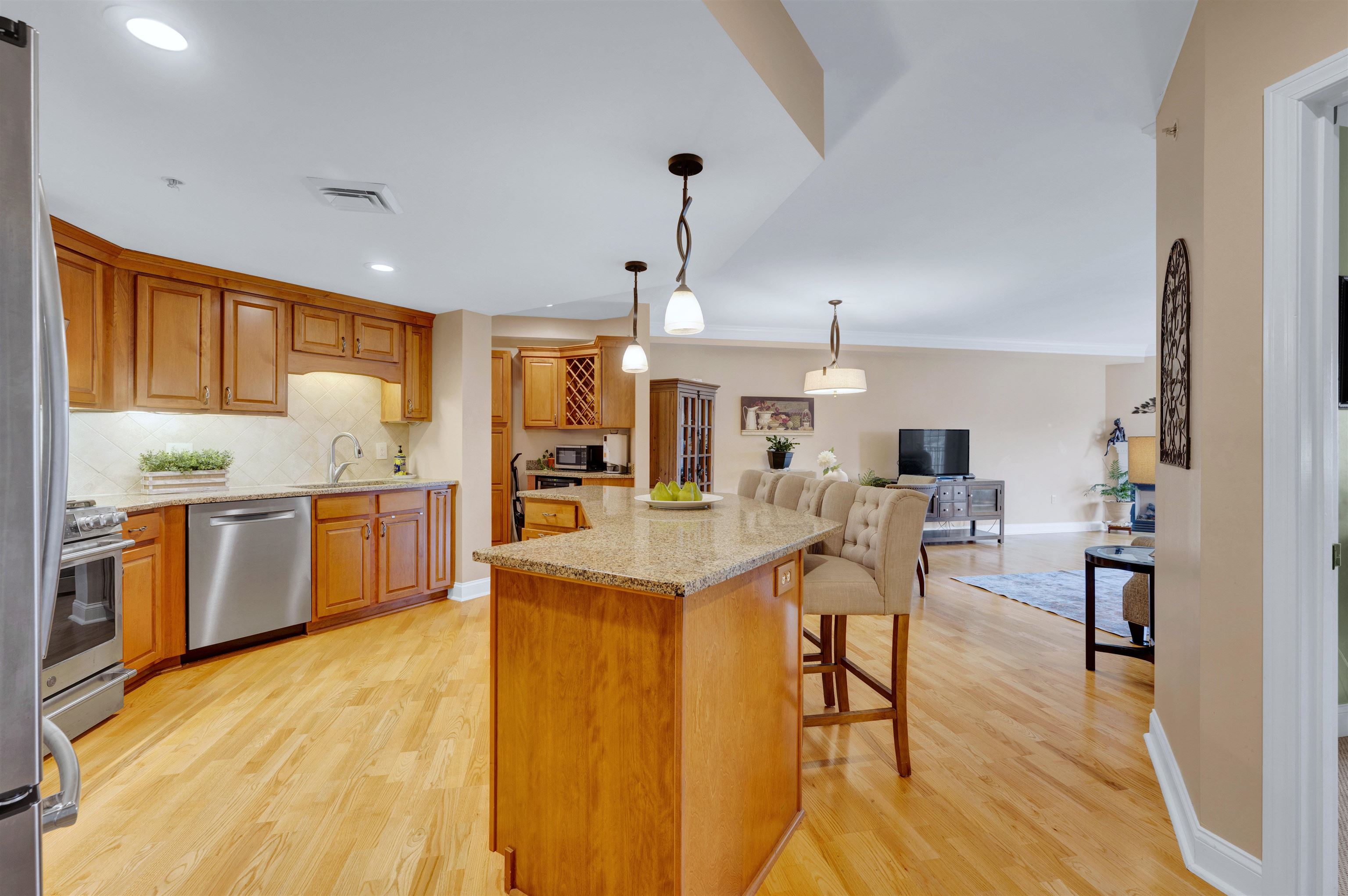 65 Hawthorne Drive Unit: 305