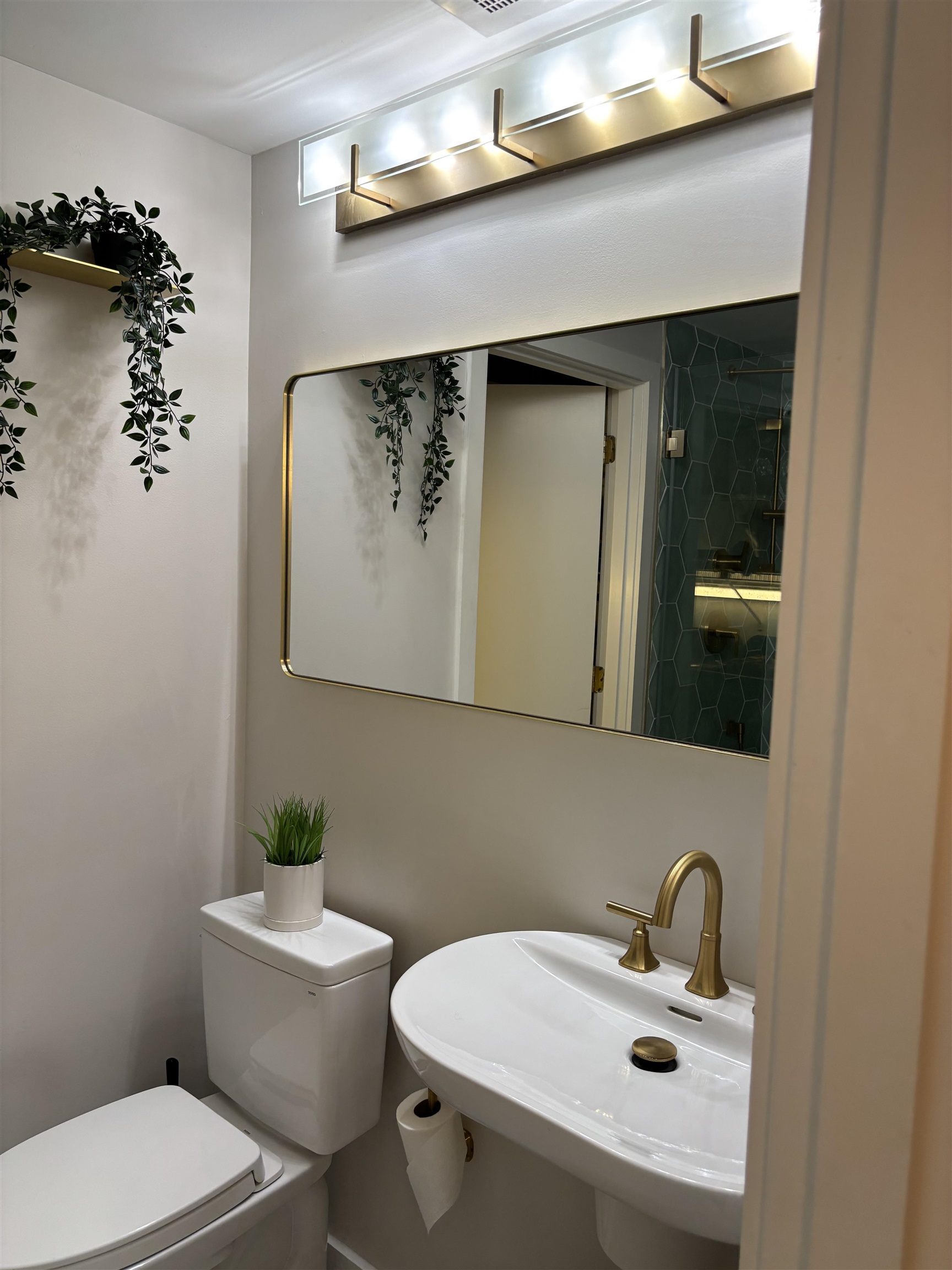 300 North River Road Unit: 112