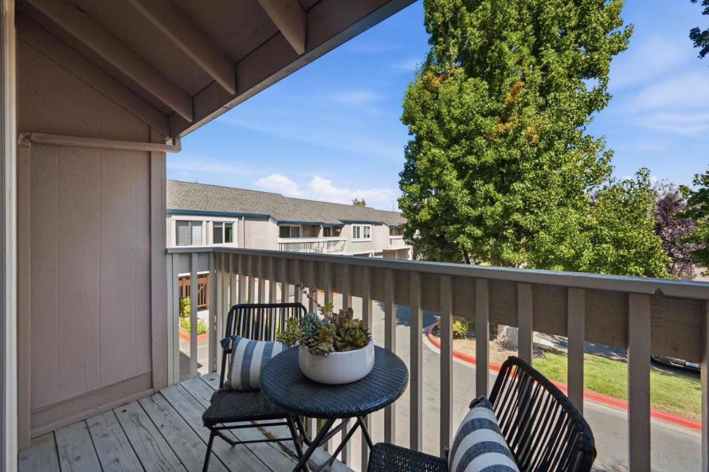 1327 Merrivale West SQ