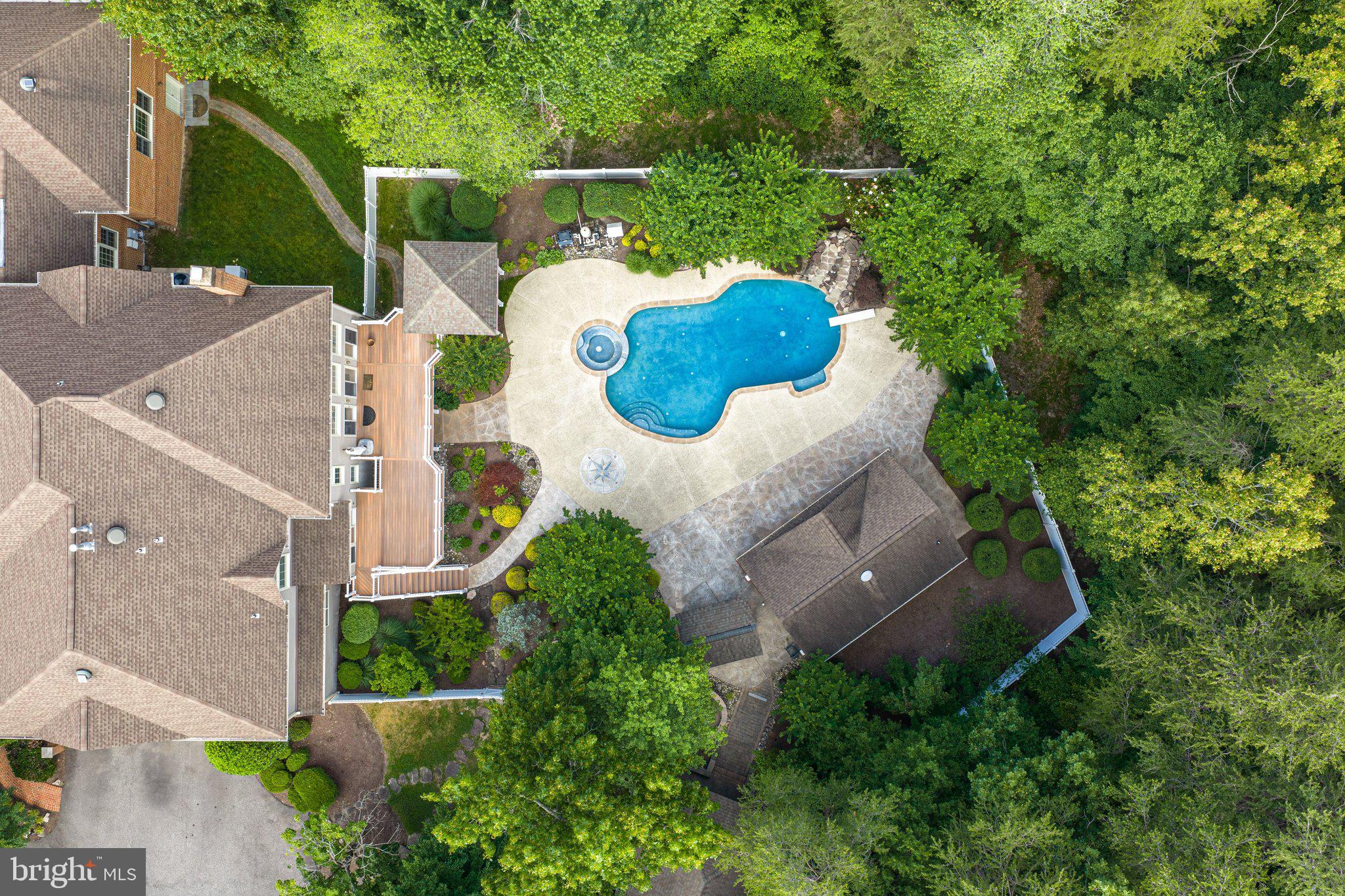 8261 ROSELAND DRIVE