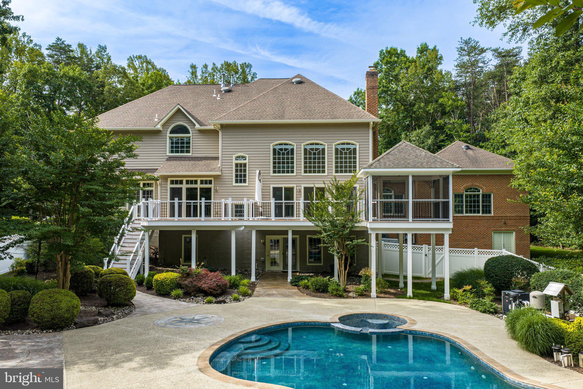 8261 ROSELAND DRIVE