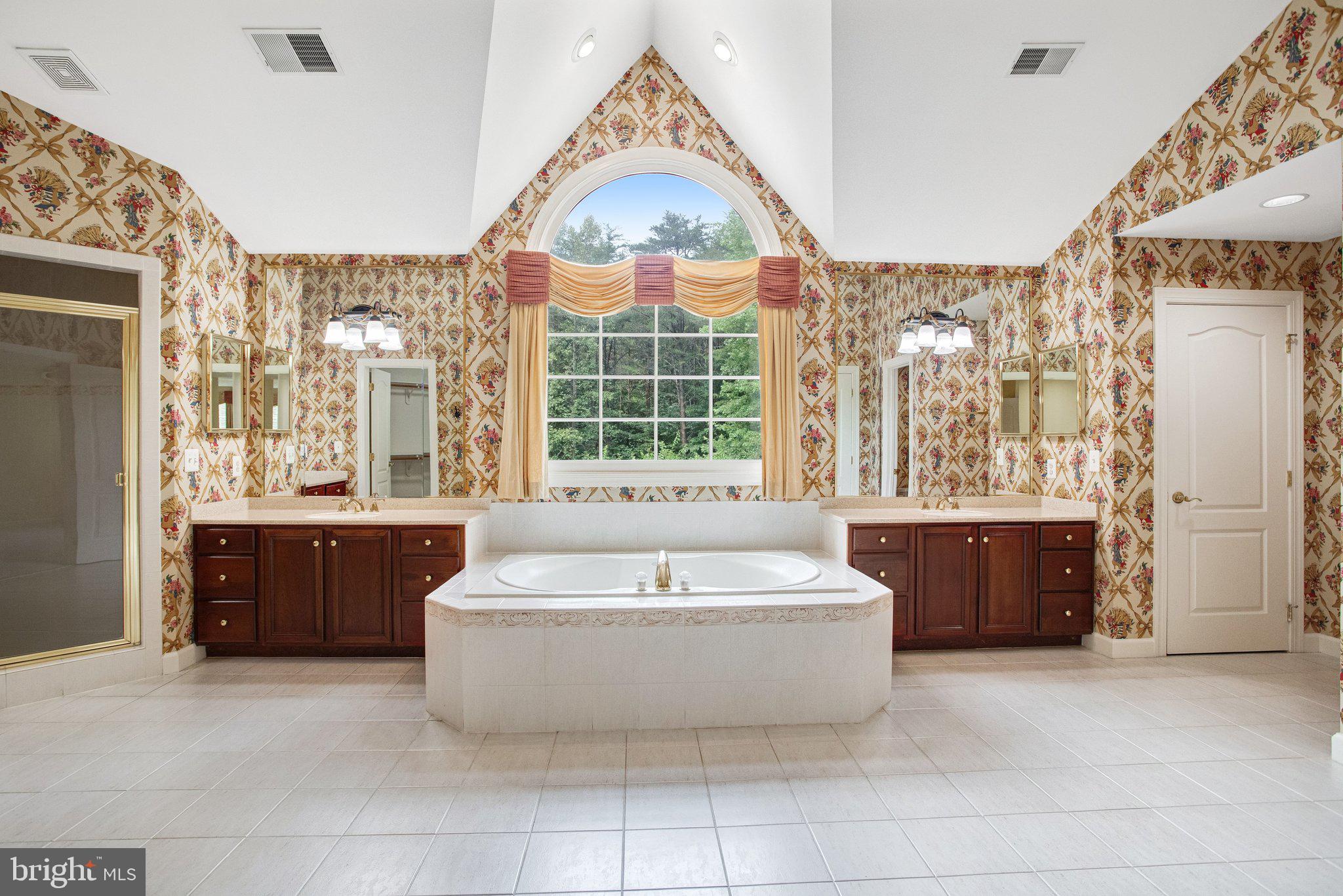 8261 ROSELAND DRIVE