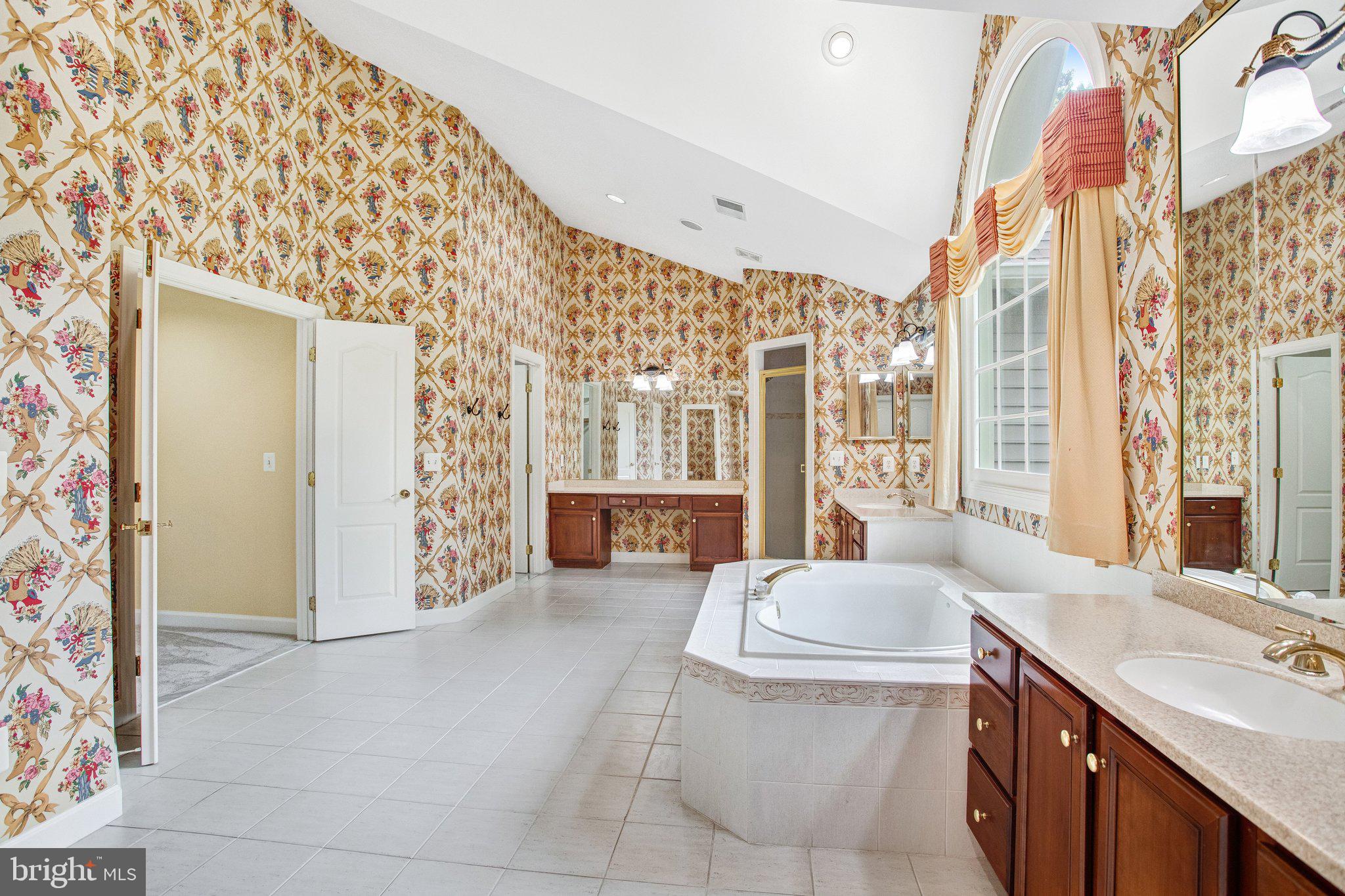 8261 ROSELAND DRIVE