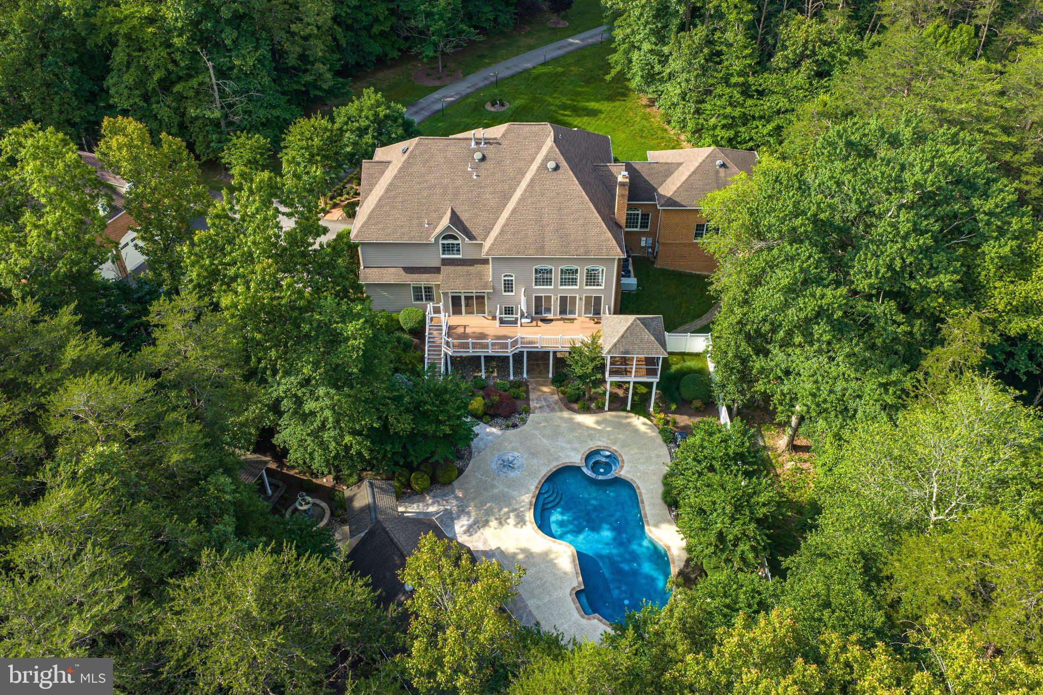 8261 ROSELAND DRIVE