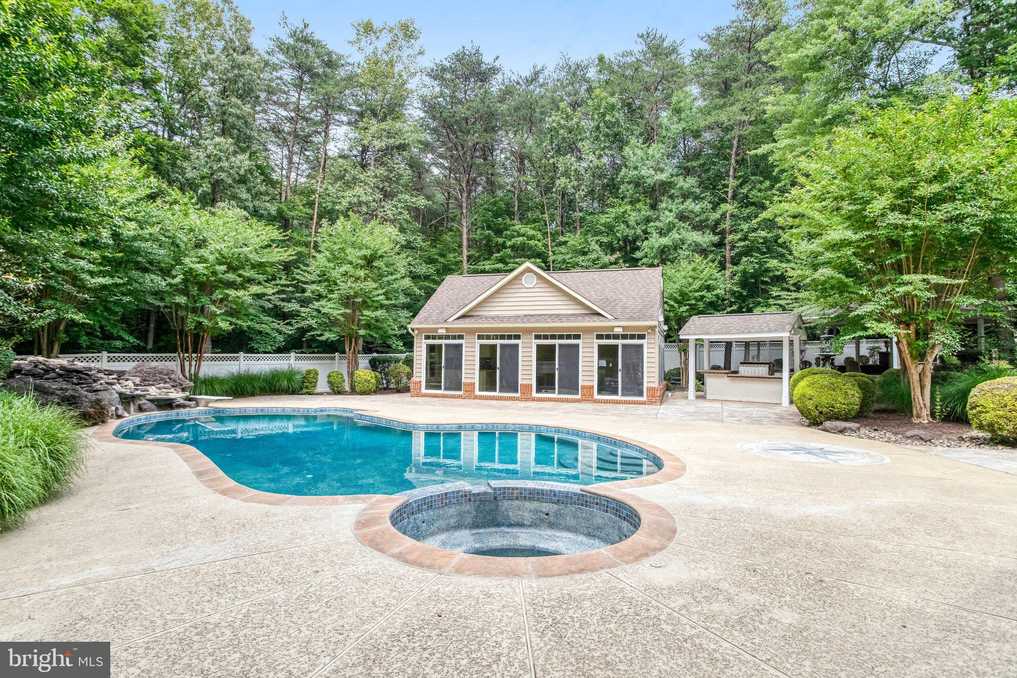 8261 ROSELAND DRIVE