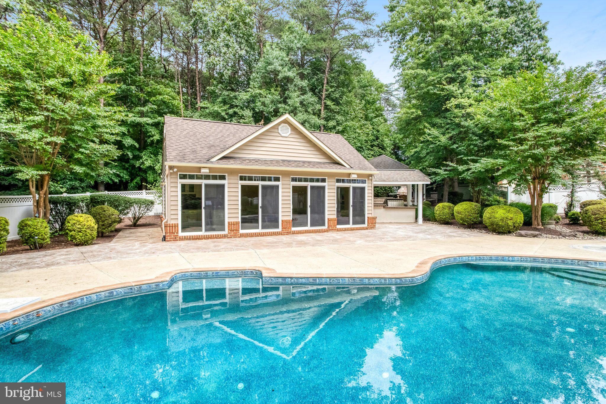 8261 ROSELAND DRIVE