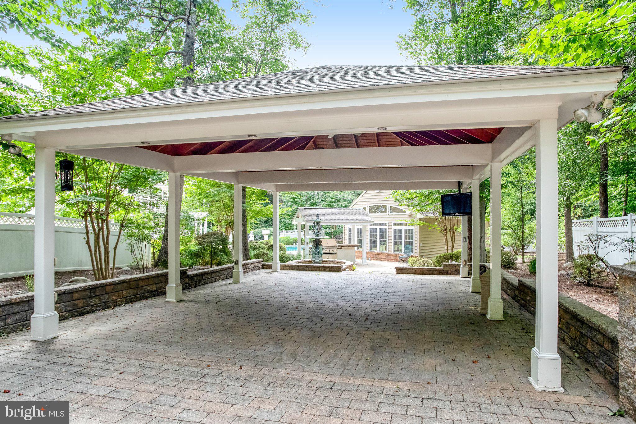 8261 ROSELAND DRIVE